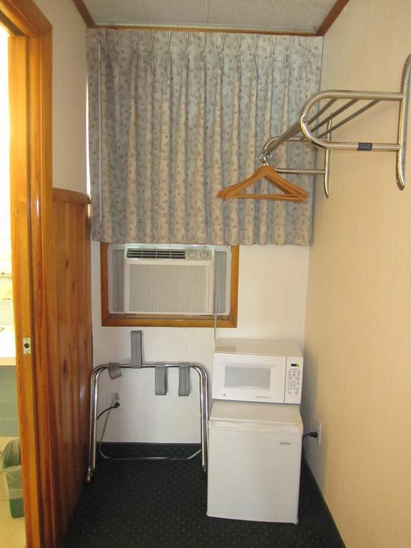 Wakita Court Motel Queensbury Room photo