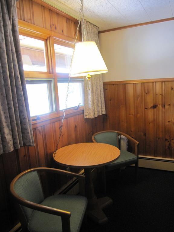 Wakita Court Motel Queensbury Room photo