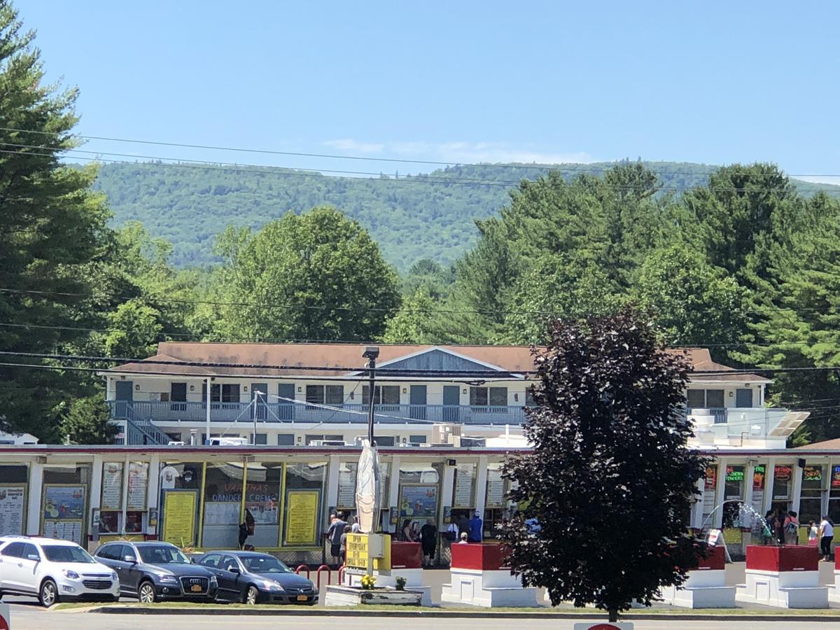 Wakita Court Motel Queensbury Exterior photo